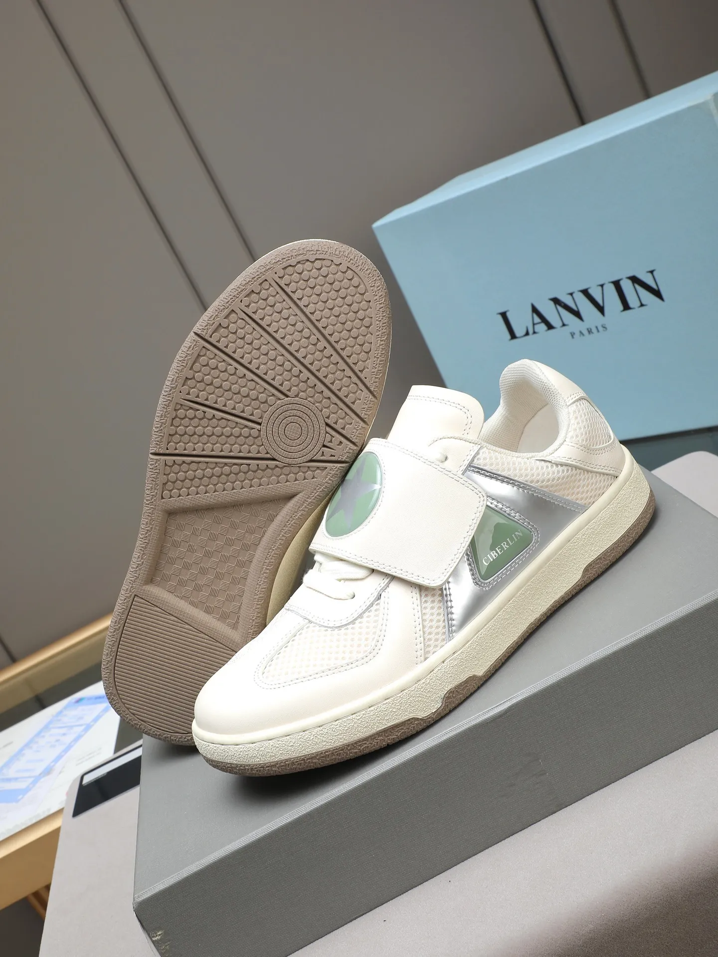 Men's shoes 💰600 [LANVIN] The latest fashionable item! High quality CLAY series‼ ️ The latest trendy products of the season 🌈Many bloggers have planted grass and purchased the original open-mold customization. The upper and outsole are sewn with mark threads without edge sealing. Multiple material splicing combination design. Very versatile for fashionable and casual wear. Comfortable on the feet. Self-recommended. Upper cowhide + cow suede + breathable mesh lining. Foot-padding cowhide. Exclusive original open-mold clear logo rubber outsole ⚠️38-44 (customized for 45)